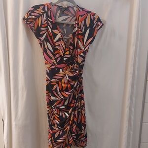 EUC Colorful Leaf Print Wrap Dress. Maggy London size 2 Petite.